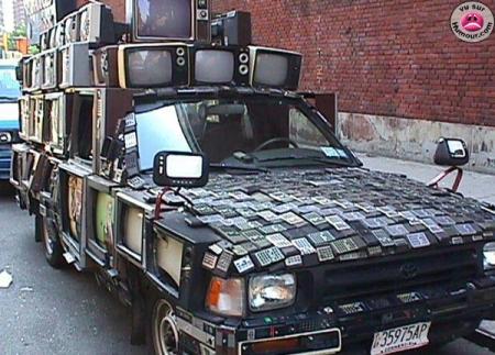 ya combien de tv sur cette voiture