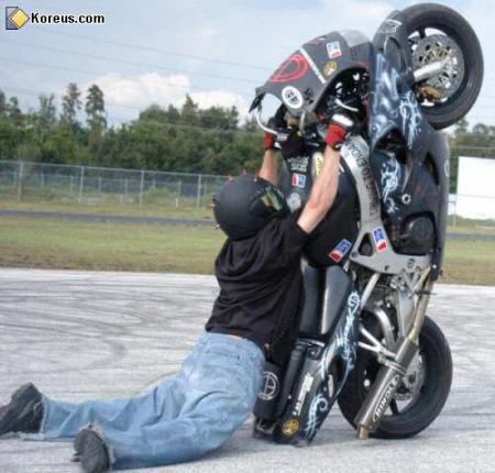 ca doit faire male quand ont vas vite en moto
